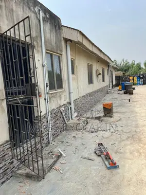 6bdrm Apartment in Peace Estate, Obafemi-Owode for sale