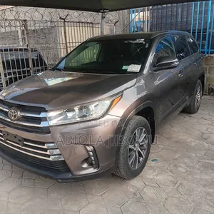 Toyota Highlander XLE 4x4 V6 (3.5L 6cyl 8A) 2018 Gray