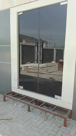 Two-Way Swing Door Opening With 10 Mm Tampered Glass