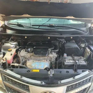 Toyota RAV4 XLE AWD (2.5L 4cyl 6A) 2013 Silver