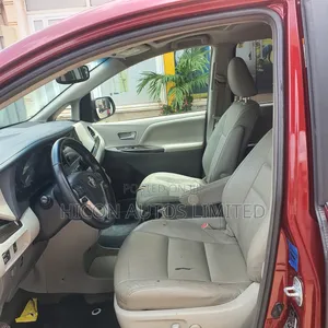 Toyota Sienna 2016 Red