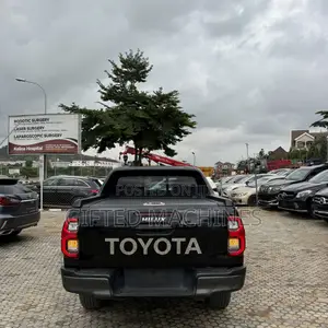 Toyota Hilux 2021 Black