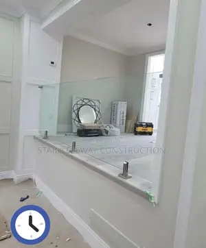 Staircase Pure Plan Glass With Black Accessories