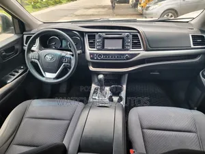 Toyota Highlander LE 4dr SUV AWD (3.5L 6cyl 6A) 2014 Gold