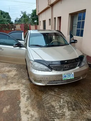 Toyota Camry XLE V6 4dr Sedan (3.0L 6cyl 5A) 2004 Gold