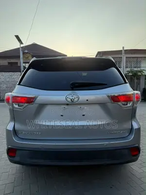 Toyota Highlander Limited Platinum 4dr SUV AWD (3.5L 6cyl 6A) 2015