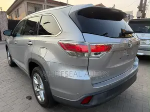 Toyota Highlander Limited Platinum 4dr SUV AWD (3.5L 6cyl 6A) 2015
