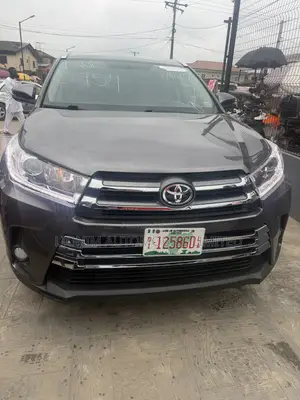 Toyota Highlander XLE 4dr SUV AWD (3.5L 6cyl 6A) 2015 Gray