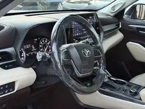 Toyota Highlander Limited 2022 White