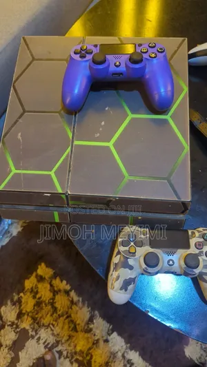 Ps4 Regular With 2 Ads and 7 Games