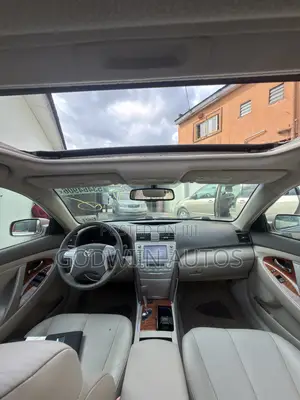 Toyota Camry XLE V6 4dr Sedan (3.5L 6cyl 6AM) 2010 Gold