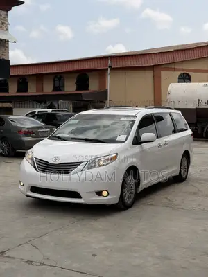 Toyota Sienna XLE FWD 8-Passenger 2013 White