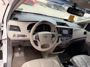 Toyota Sienna XLE FWD 8-Passenger 2013 White