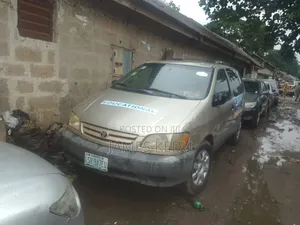 Toyota Sienna 2002