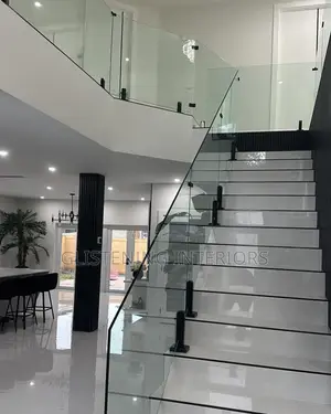 Staircase Spigot Using a 10mm Tempered Plain Glass
