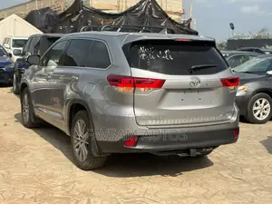 Toyota Highlander XLE 4x4 V6 (3.5L 6cyl 8A) 2017 Silver