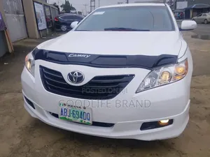 Toyota Camry SE V6 4dr Sedan (3.5L 6cyl 6AM) 2009 Off white