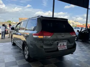 Toyota Sienna 2011 Green