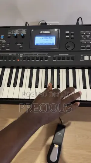 Yamaha PSR E473