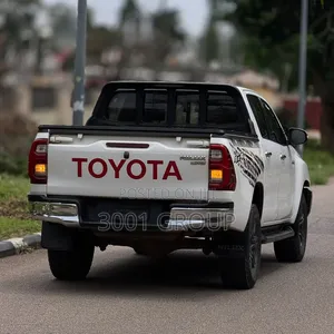 Toyota Hilux 2021 White