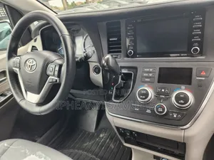 Toyota Sienna XLE AWD (3.5L 6cyl 8A) 2018 Gray