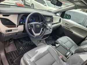 Toyota Sienna XLE AWD (3.5L 6cyl 8A) 2018 Gray