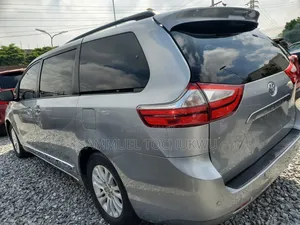 Toyota Sienna 2015 Silver