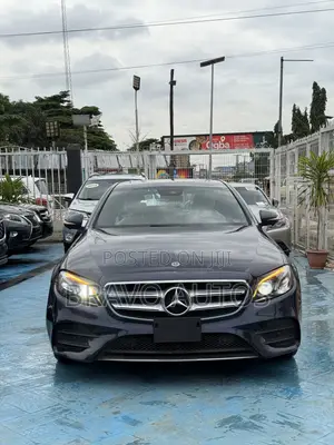 Mercedes-Benz E300 2019 Blue