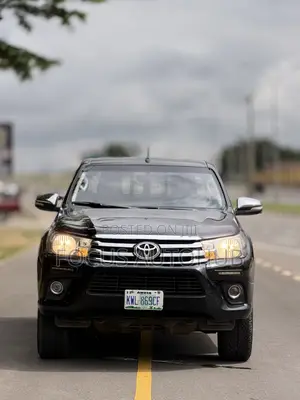 Toyota Hilux SR 2016 Black