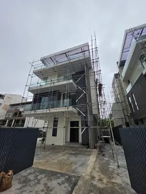 5bdrm Duplex in Banana Island for sale