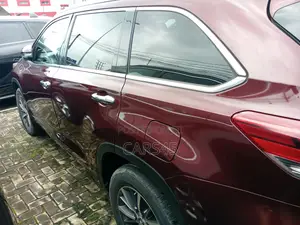 Toyota Highlander XLE 4x2 V6 (3.5L 6cyl 8A) 2018 Red