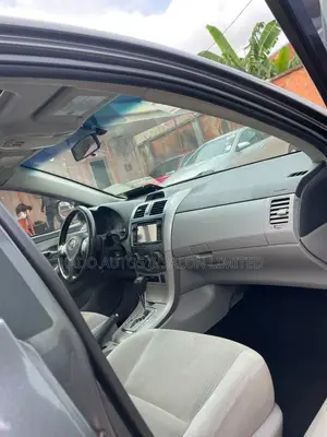 Toyota Corolla LE 4dr Sedan (1.8L 4cyl 4A) 2013 Gray