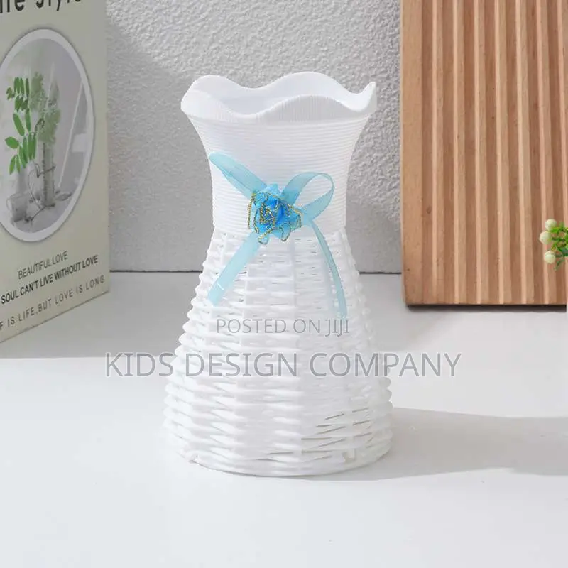 Modern Woven Rattan Style Plastic Flower Vase