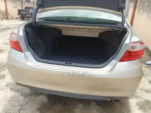 Toyota Camry SE 4dr Sedan (2.5L 4cyl 6A) 2017 Gold