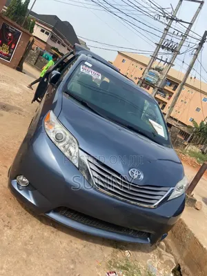 Toyota Sienna XLE Premium 8-Passenger 4dr Minivan (3.5L 6cyl 6A) 2015