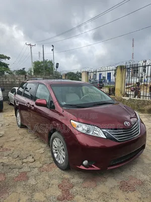 Toyota Sienna 2014 Burgundy