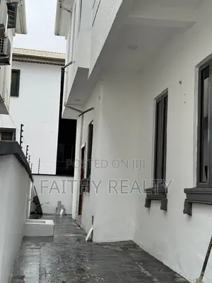 5bdrm Duplex in Chevron for rent