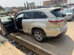 Toyota Highlander XLE 4dr SUV AWD (3.5L 6cyl 6A) 2015 Gold