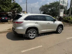 Toyota Highlander XLE 4dr SUV AWD (3.5L 6cyl 6A) 2015 Gold