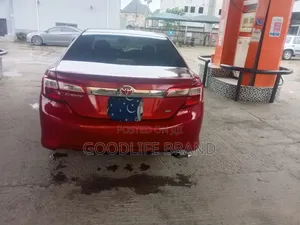 Toyota Camry XLE 4dr Sedan (2.5L 4cyl 6A) 2013 Pearl