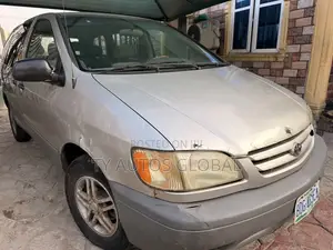 Toyota Sienna XLE 2002 Silver