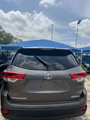 Toyota Highlander XLE 4x2 V6 (3.5L 6cyl 8A) 2018 Gray