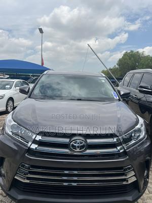 Toyota Highlander XLE 4x2 V6 (3.5L 6cyl 8A) 2018 Gray
