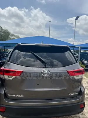 Toyota Highlander XLE 4x2 V6 (3.5L 6cyl 8A) 2018 Gray