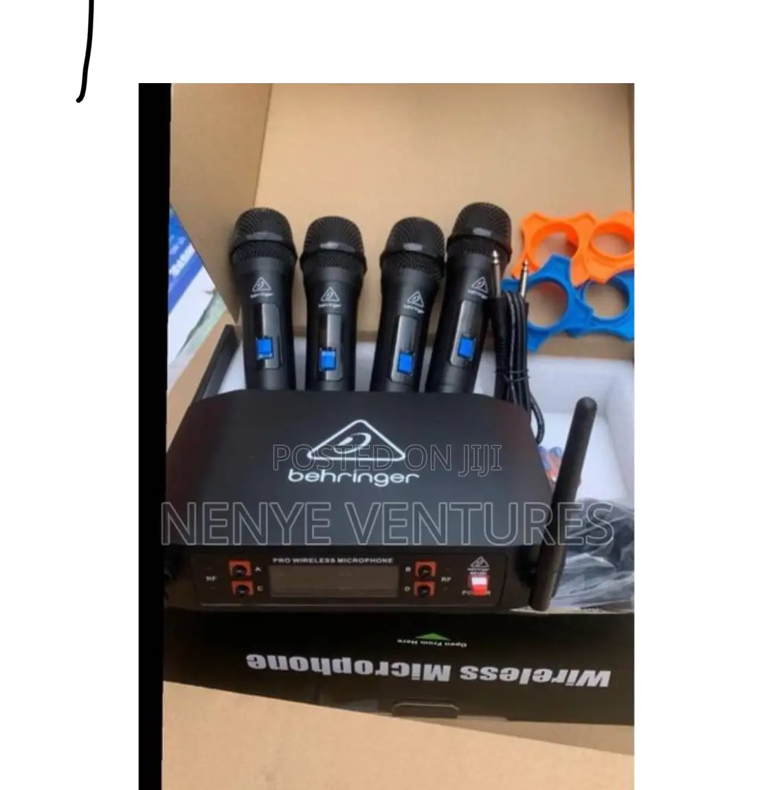 BERINGER 4-1 Wireless Microphone