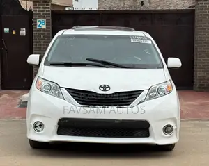 Toyota Sienna SE Premium 8-Passenger 4dr Minivan (3.5L 6cyl 6A) 2015