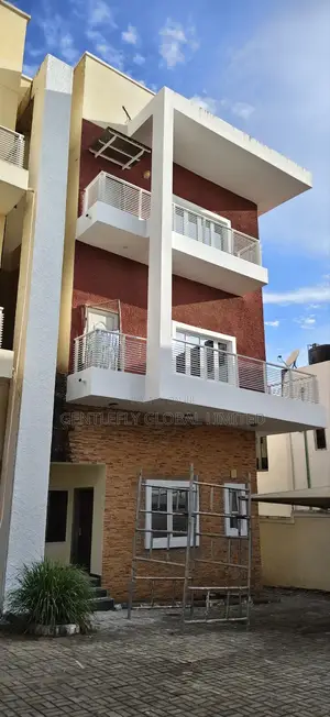 5bdrm Townhouse / Terrace in D S Dan Iya Close, Guzape District