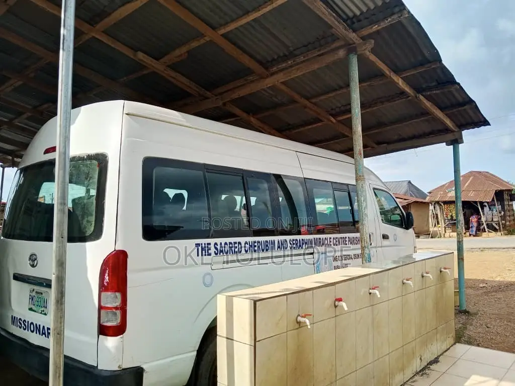 Toyota HiAce 2009 White