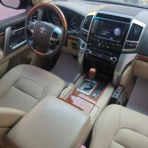Toyota Land Cruiser 5.7 V8 2015 Black