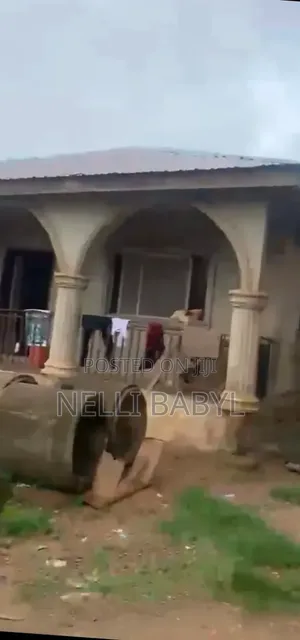 8bdrm Room & Parlour in Idi Agbon Soka for sale